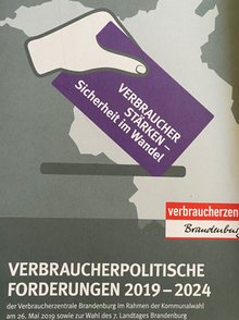 das Bild Zeigt ein Plakat der Verbraucherzentrale Brandenburg mit der Aufschrift "Verbraucherpolitische Forderungen 2019 bis 2024 - Verbraucher Stärken Sicherheit im Wandel"