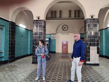 Auf dem Bild ist Anke Schwarzenberg und Andreas Büttner in der Bahnhofshalle Guben zu sehen