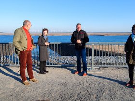 Anke Schwarzenberg und Christian Görke am Einlaufbauwerk des zukünftigen Cottbuser Ostsees