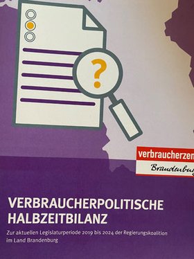 das Bild Zeigt ein Plakat der Verbraucherzentrale Brandenburg mit der Aufschrift "Verbraucherpolitische Halbzeitbilanz"