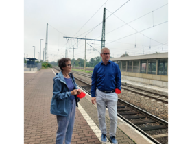 Auf dem Bild ist Anke Schwarzenberg und Andreas Büttner auf dem Bahnhof Guben zu sehen