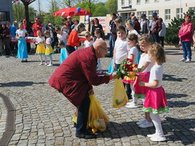 Das Bild zeigt die Veranstaltung 1.Mai - Peter Bischof verteilt ein Dankeschön an die Mädchen und Jungen der Sprotgruppe