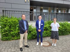 Auf dem Bild ist von links nach Rechts Ronny Kretschmer, Dr. Götz Brodermann und Anke Schwarzenberg vor dem Carl-Thiem-Klinikum zu sehen
