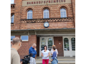 Auf dem Bild ist Anke Schwarzenberg und Andreas Büttner beim Vorort-Termin mit der Bürgermeisterin von Spremberg, Stadtfernsehn und Lausitzer Rundschau zu sehen